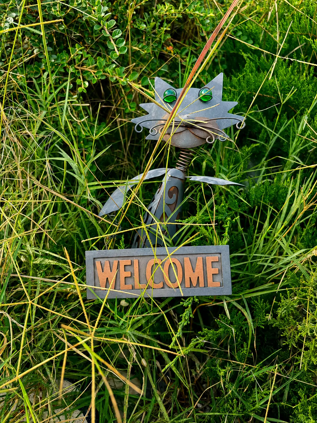 Железный кот с надписью Welcome на территории Парма Хутор